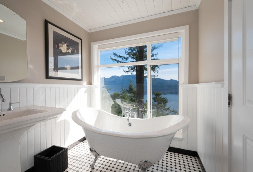 824 VALHALLA PLACE, Bowen Island, British Columbia, 3 Bedrooms Bedrooms, ,4 BathroomsBathrooms,Residential Detached,For Sale,VALHALLA,3,R2862379